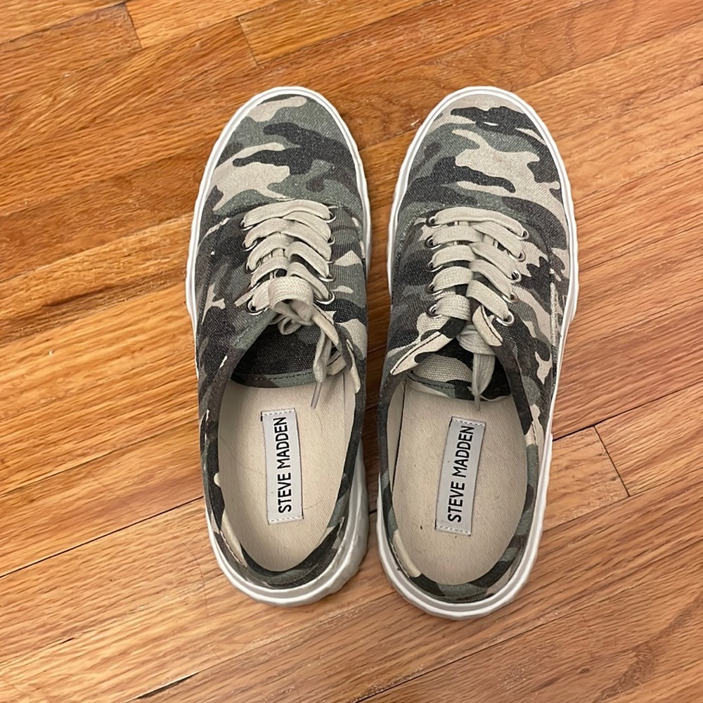 Chic slide on camo casual sneakers.